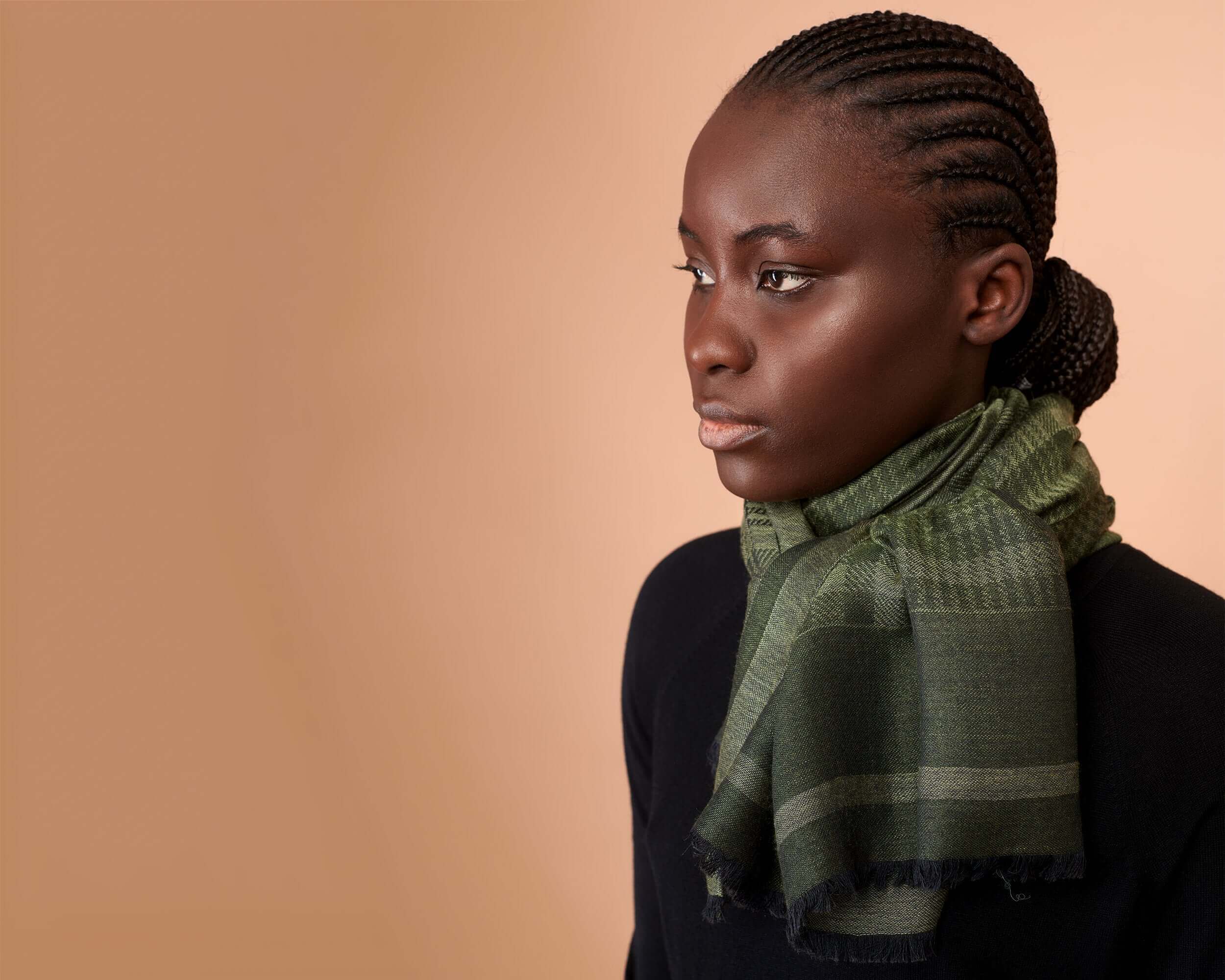 ジャカード カシミヤ＆シルク スカーフ オリーブ – Breezy Tee